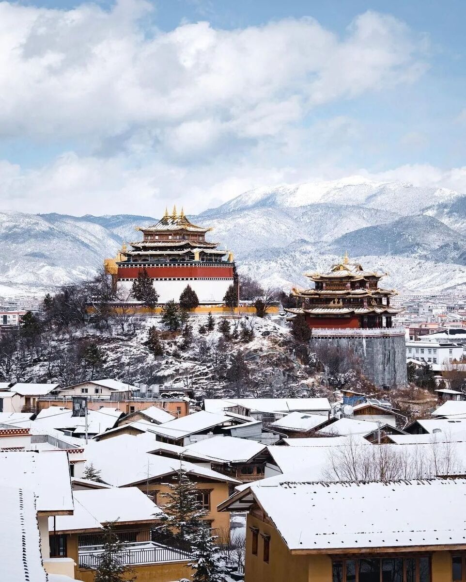 Shangri-La Tibetan Buddhist temple against the purity of the plateau